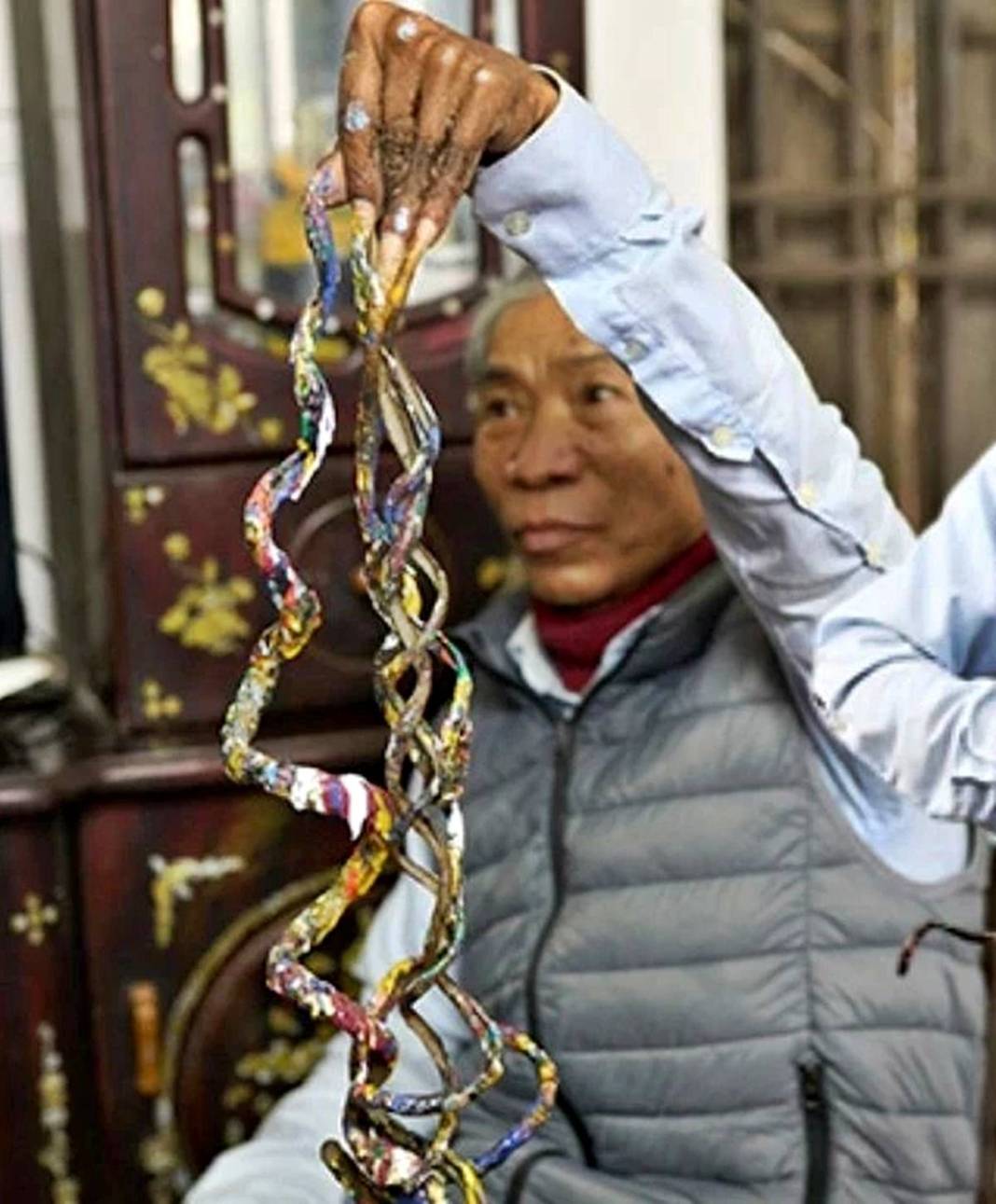 Tırnak mı spaghetti mi! 5,9 metrelik tırnaklarıyla dünya rekoru kırdı 3